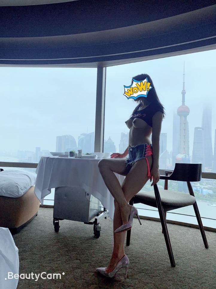 上海タワーの見える部屋で撮影した美乳女性のヌード画像 4