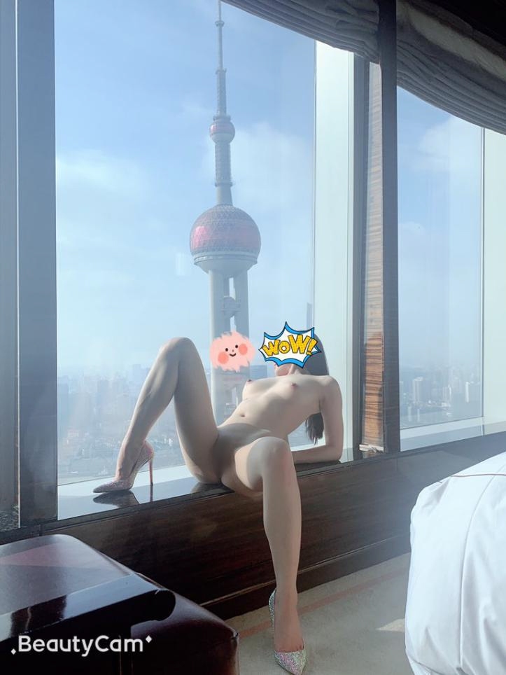 上海タワーの見える部屋で撮影した美乳女性のヌード画像 19