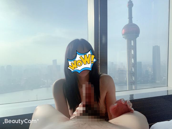 上海タワーの見える部屋で撮影した美乳女性のヌード画像 25