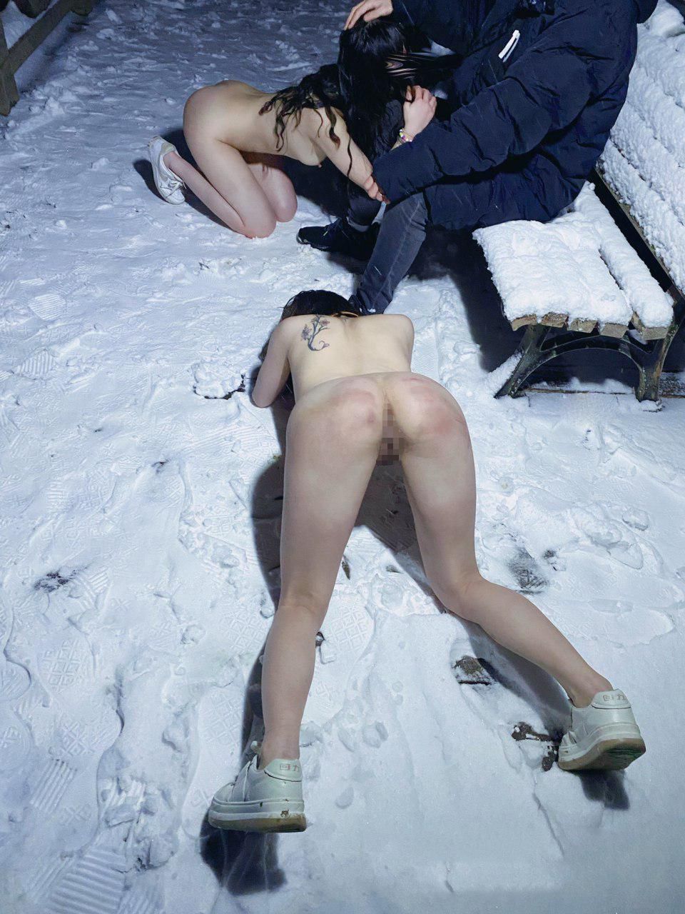 大雪の中セフレ2人を全裸にした野外露出ヌード画像 4