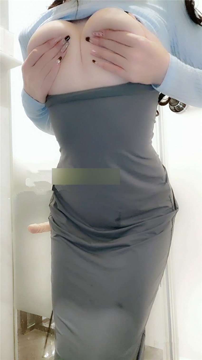 巨乳パイパン女性のオナニー画像 5
