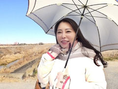 日本の熟女動画　：素人わけあり熟女生中出し みのり45歳 河原のエロ本のような四十路の熟女 卑猥な肉体… 